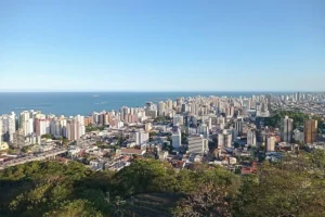 Vista panorâmica da cidade de Vila Velha no Espírito Santo com o mar ao fundo