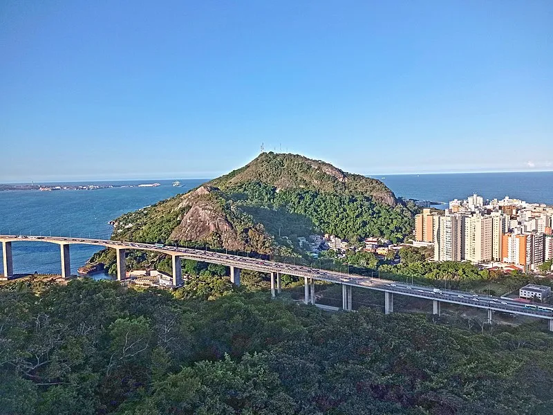 Vista da Terceira Ponte com o Morro do Moreno ao fundo, em Vila Velha, Espírito Santo