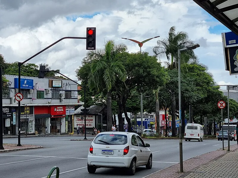 Avenida João César de Oliveira em Contagem, Minas Gerais, com tráfego urbano e comércio local