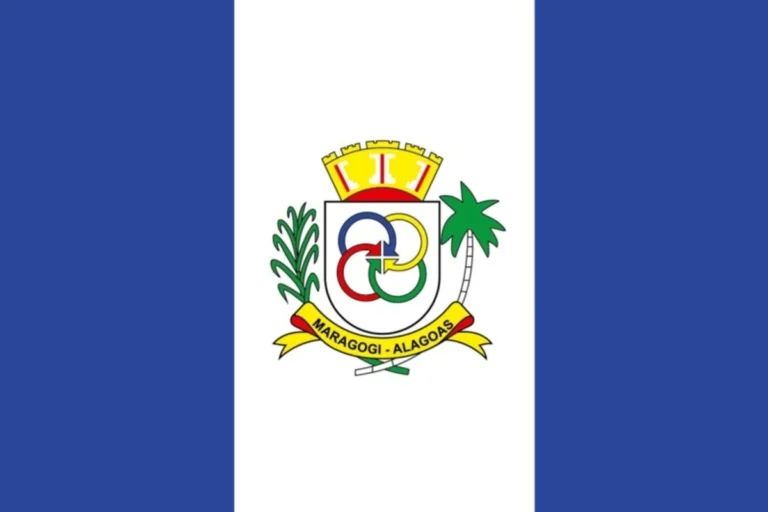 Bandeira oficial de Maragogi em Alagoas com brasão centralizado