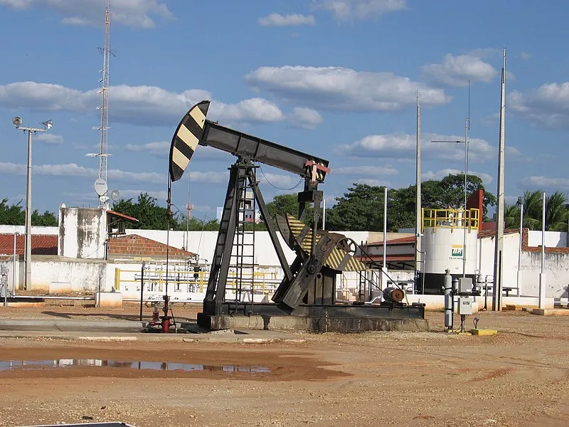 Cavalo mecânico de extração de petróleo em Mossoró, Rio Grande do Norte