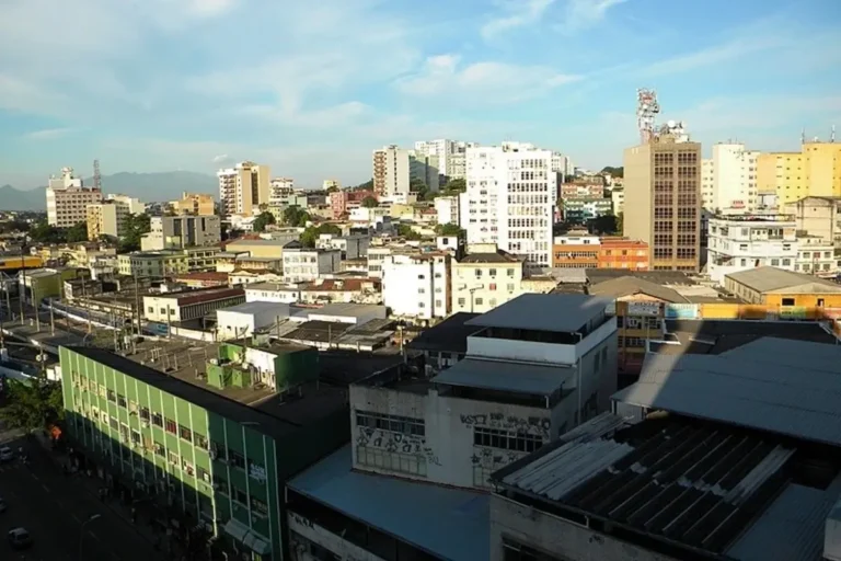 Vista panorâmica do centro de Duque de Caxias, com prédios comerciais e residenciais no Rio de Janeiro.