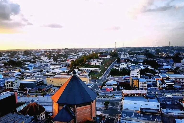 Vista aérea da cidade de Cruzeiro do Sul, Acre, com destaque para área urbana e a Catedral Nossa Senhora da Glória.