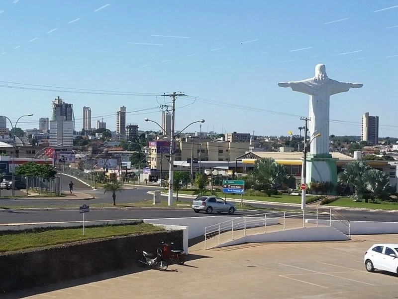 estátua do Cristo Redentor em Rio Verde com vista parcial da cidade ao fundo