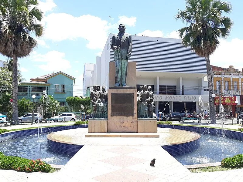 Estátua de Dix-Sept Rosado na Praça Rodolfo Fernandes, em Mossoró