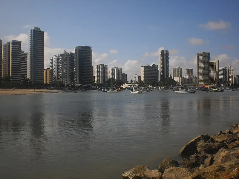 Vista panorâmica de Jaboatão dos Guararapes com prédios altos na orla da praia em Pernambuco
