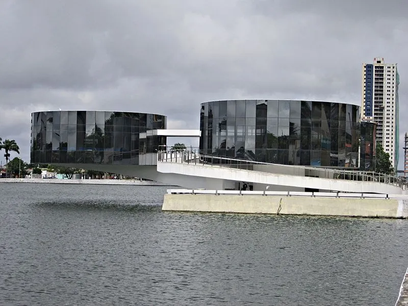 fachada moderna do Museu de Arte Popular da Paraíba em Campina Grande