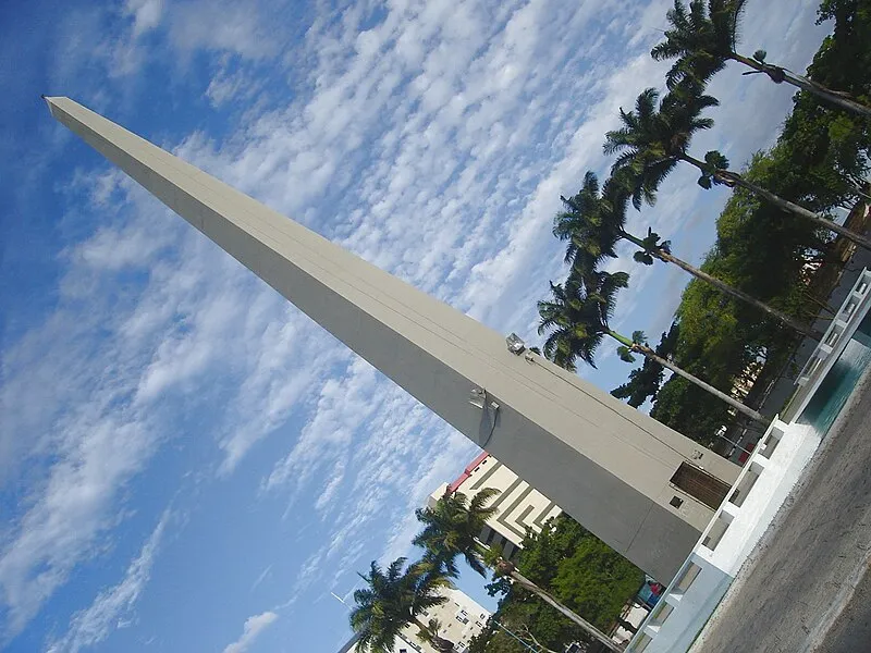 obelisco do Açude Novo em Campina Grande cercado por palmeiras