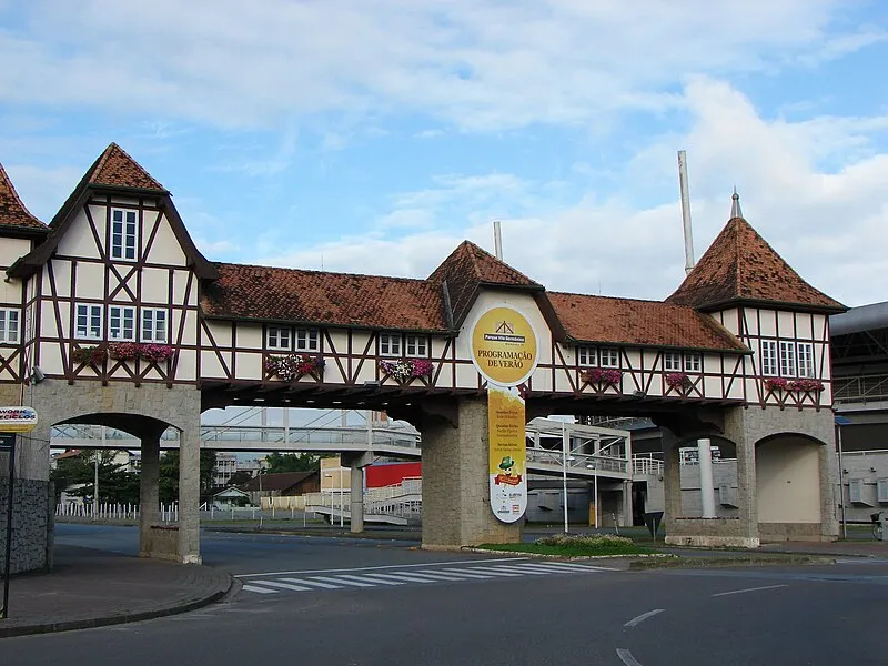 Pórtico de entrada do Parque Vila Germânica em Blumenau, Santa Catarina