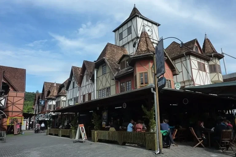Fachada em estilo enxaimel do Parque Vila Germânica em Blumenau, Santa Catarina