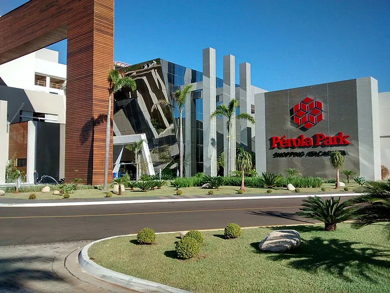 Fachada moderna do Pérola Park Shopping em Maringá