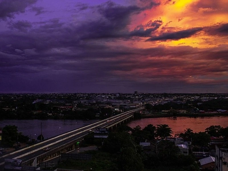 Pôr do sol sobre Ji-Paraná com vista da ponte sobre o Rio Madeira