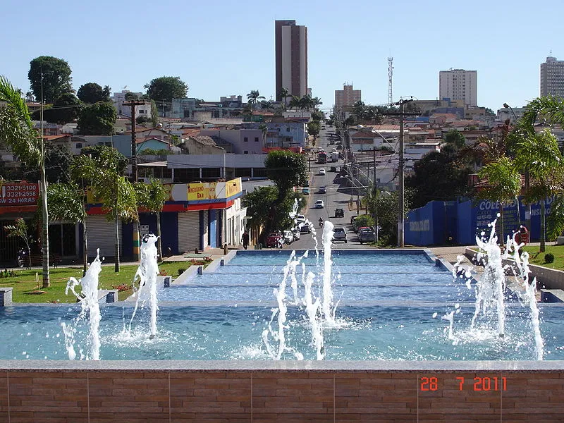 Praça Cônego Trindade com chafarizes em Anápolis, Goiás