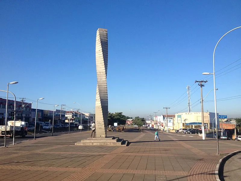 Praça da Concórdia em Campinas com obelisco central