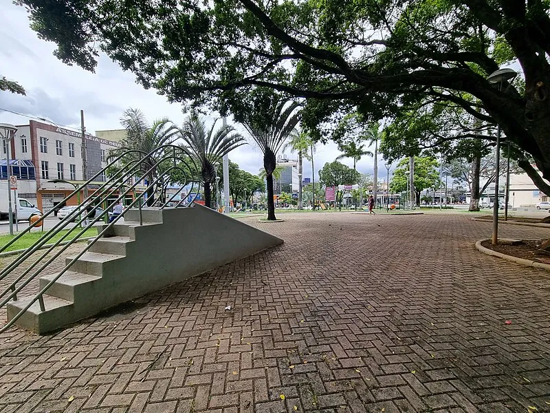Praça Dr. Paulo Pinheiro Chagas no centro de Contagem, Minas Gerais