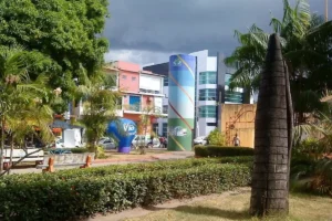 Praça Duque de Caxias em Marabá, Pará, com áreas verdes, esculturas e prédios ao fundo
