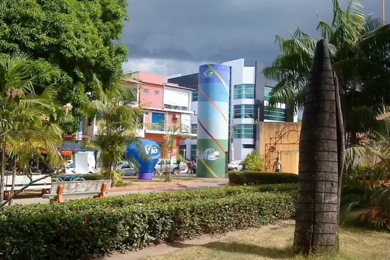 Praça Duque de Caxias em Marabá, Pará, com áreas verdes, esculturas e prédios ao fundo