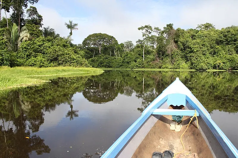 Canoagem no Rio Moa, rodeado por floresta amazônica, próximo ao Parque Nacional da Serra do Divisor em Cruzeiro do Sul, Acre.