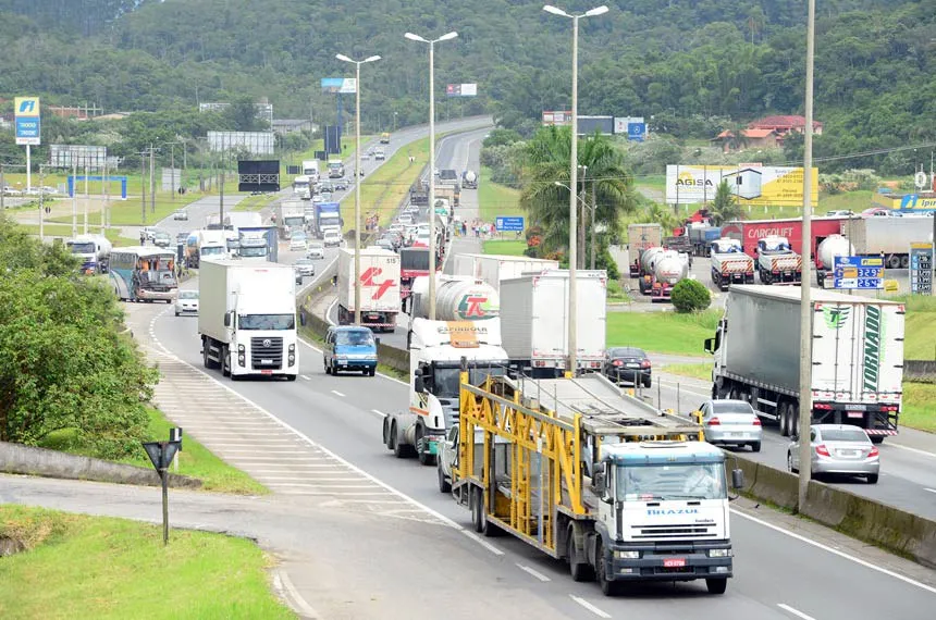 Caminhões circulando em rodovia movimentada no Brasil, principal rota de transporte de cargas