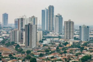 Vista panorâmica do centro de Rondonópolis com prédios altos e áreas residenciais.