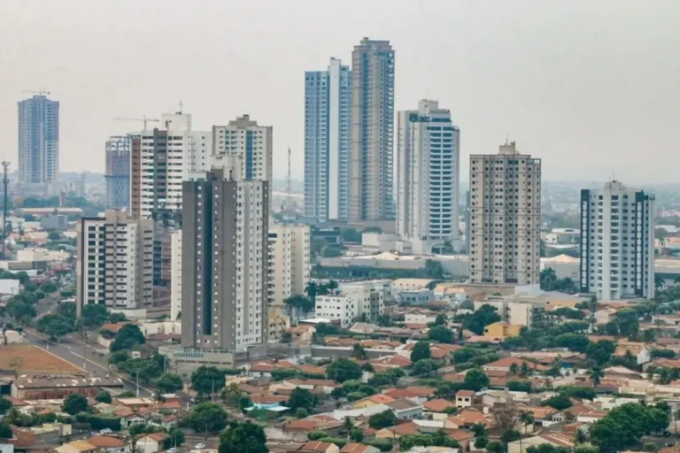 Vista panorâmica do centro de Rondonópolis com prédios altos e áreas residenciais.