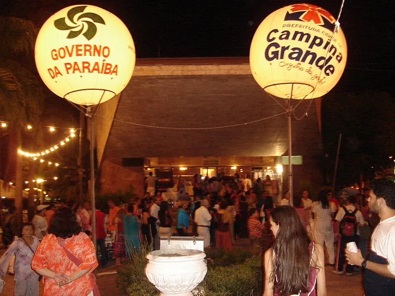 entrada do Teatro Severino Cabral em Campina Grande durante evento noturno
