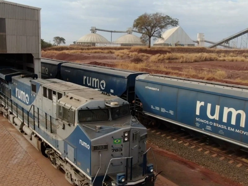 locomotiva da Rumo no terminal ferroviário de fertilizantes em Rio Verde, Goiás