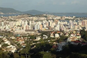 vista aérea da cidade de São José em Santa Catarina com prédios e baía ao fundo