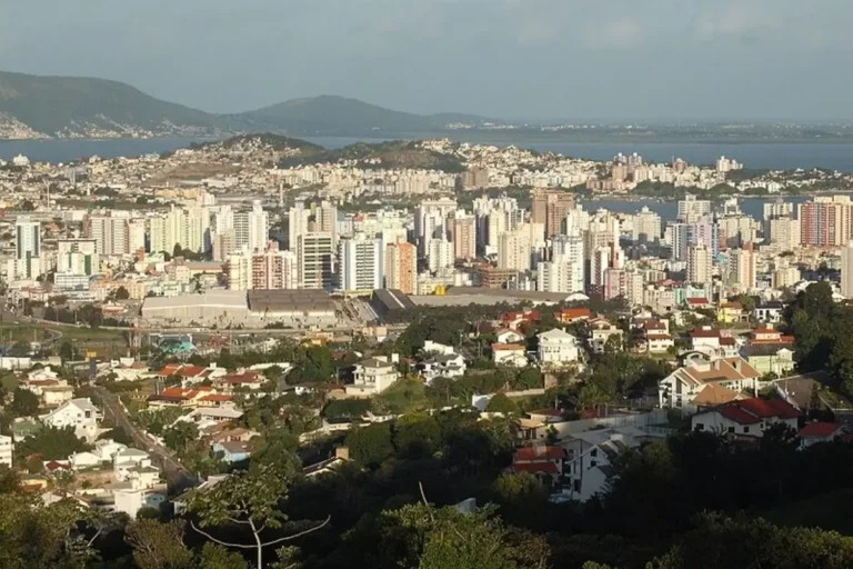 vista aérea da cidade de São José em Santa Catarina com prédios e baía ao fundo