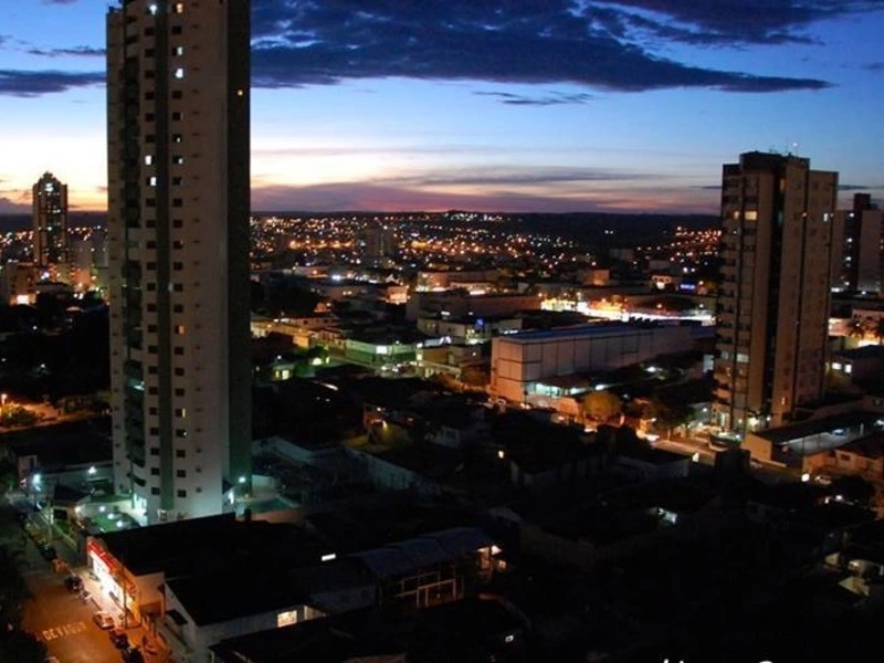 vista noturna da região central de Rio Verde em Goiás com prédios iluminados