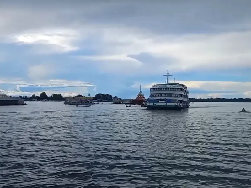 Barco de linha navegando no rio Solimões, próximo ao porto de Tefé, Amazonas