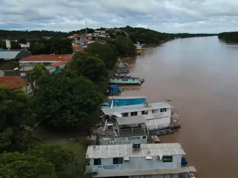 Barcos atracados no Rio Cuiabá em Barão de Melgaço
