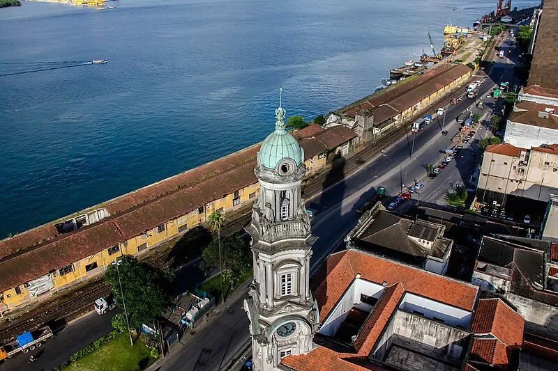 Vista aérea da Bolsa do Café no centro histórico de Santos com o porto ao fundo