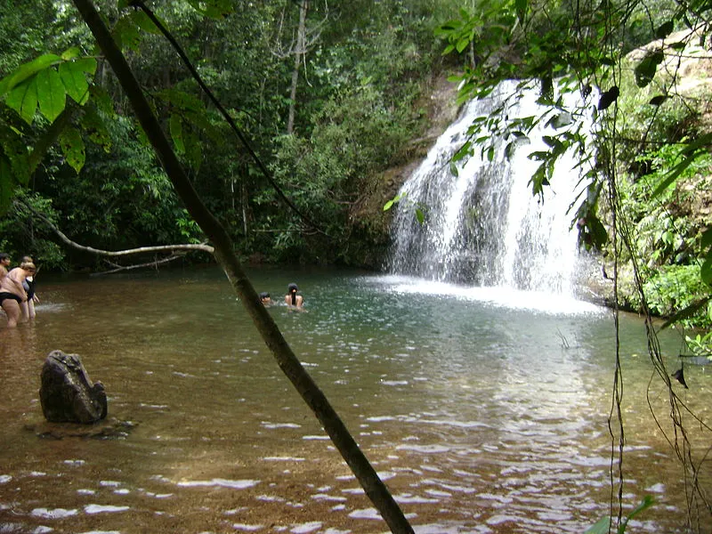 Cachoeira em Caldas Novas Goiás com visitantes aproveitando o banho