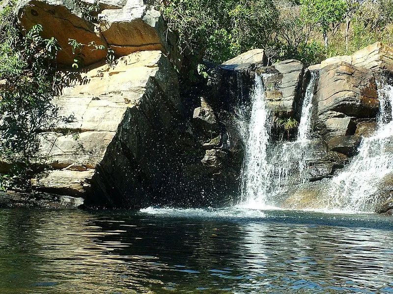 Cachoeira das Araras em Pirenópolis cercada por formações rochosas e vegetação nativa