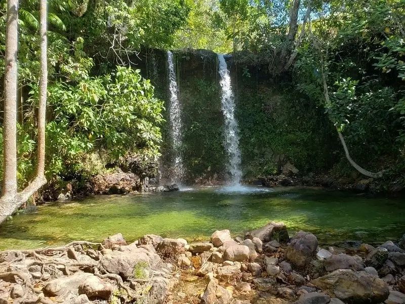 Cachoeira em São Félix do Tocantins com queda d’água em meio à vegetação preservada