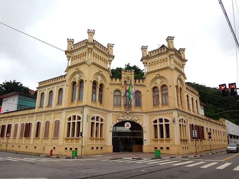 Fachada da Câmara Municipal de Santos com arquitetura histórica no centro da cidade