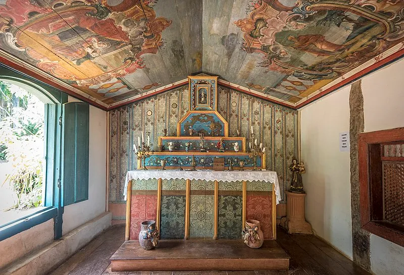 Interior da Capela da Fazenda Babilônia em Pirenópolis com teto e altar pintados à mão