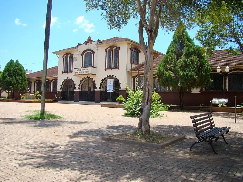 Fachada histórica do Colégio Estadual Bartolomeu Mitre em Foz do Iguaçu
