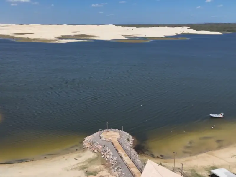 Vista aérea do Delta do Parnaíba com dunas e rio