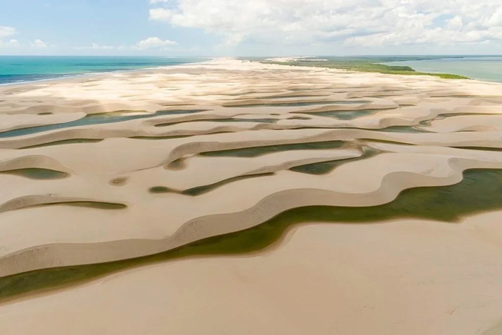 Vista aérea do Delta do Parnaíba com dunas e lagoas entrelaçadas
