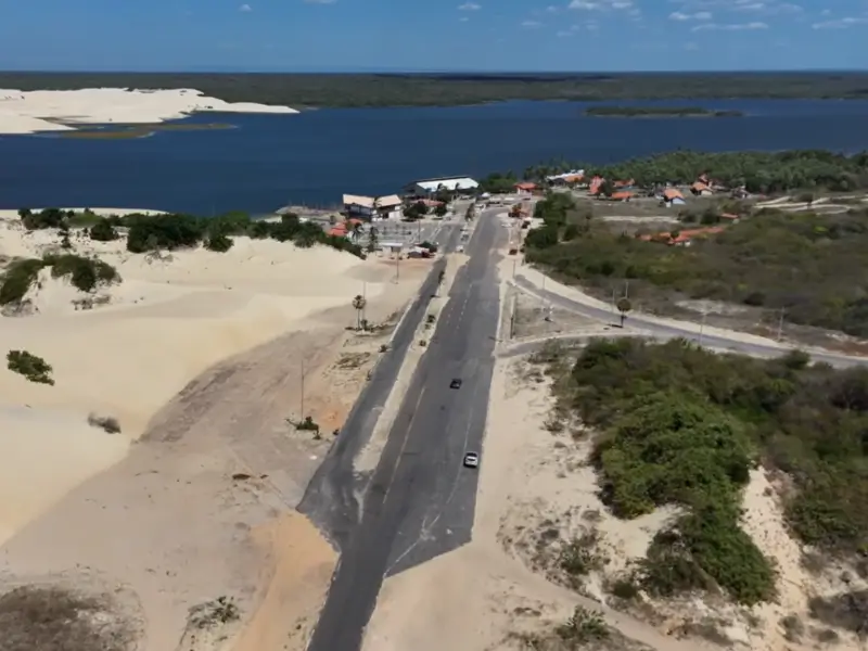 Vista aérea do Delta do Parnaíba com dunas e lagoas