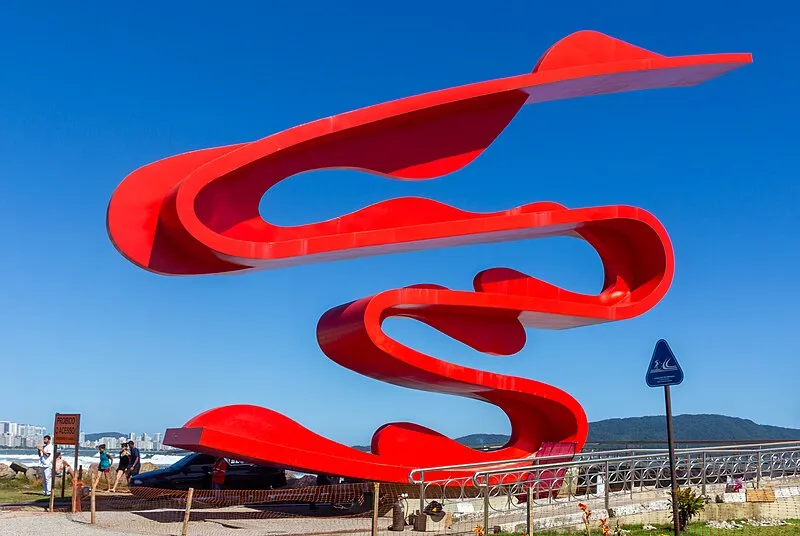 Escultura em vermelho de Tomie Ohtake localizada no Parque Roberto Mário Santini em Santos