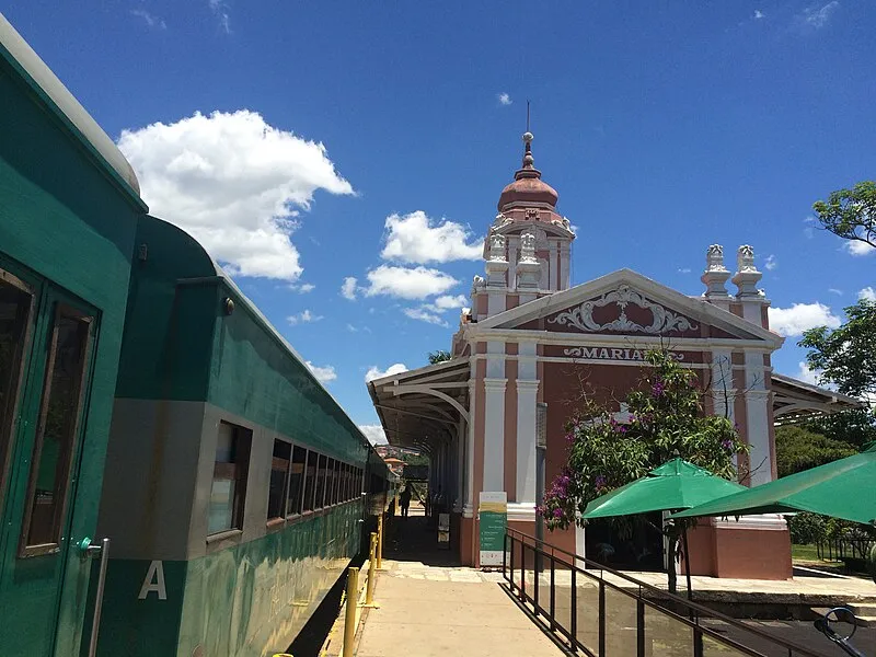 Estação ferroviária de Mariana em Minas Gerais com trem de passeio turístico