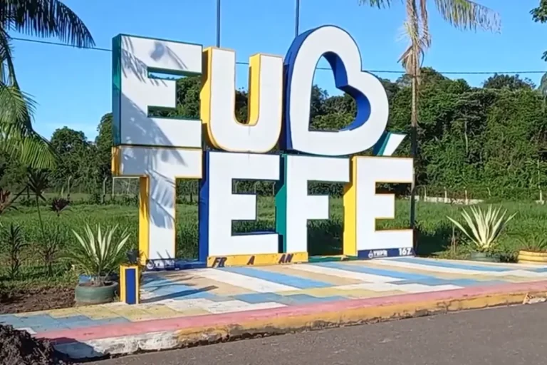 Letreiro “Eu amo Tefé” com coração estilizado, localizado na entrada da cidade de Tefé, Amazonas