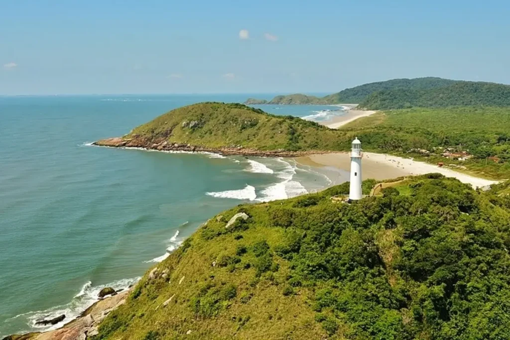 Vista aérea do Farol das Conchas na Ilha do Mel, Paraná