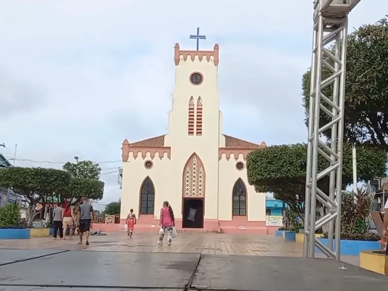Igreja Matriz de Santa Tereza, principal templo católico de Tefé, Amazonas