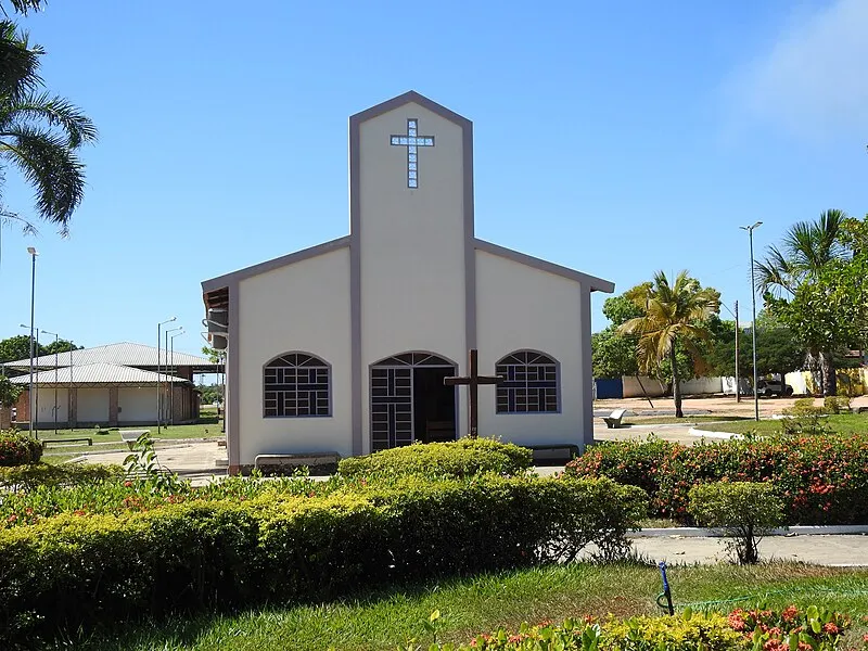 Igreja Matriz em São Félix do Tocantins cercada por jardins e vegetação típica