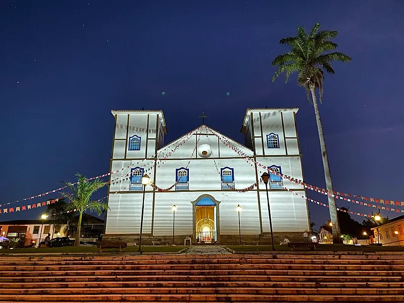 Igreja Matriz de Nossa Senhora do Rosário iluminada à noite em Pirenópolis