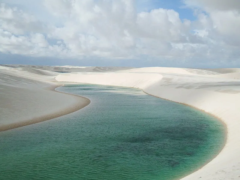 Lagoa entre dunas nos Lençóis Maranhenses em Barreirinhas